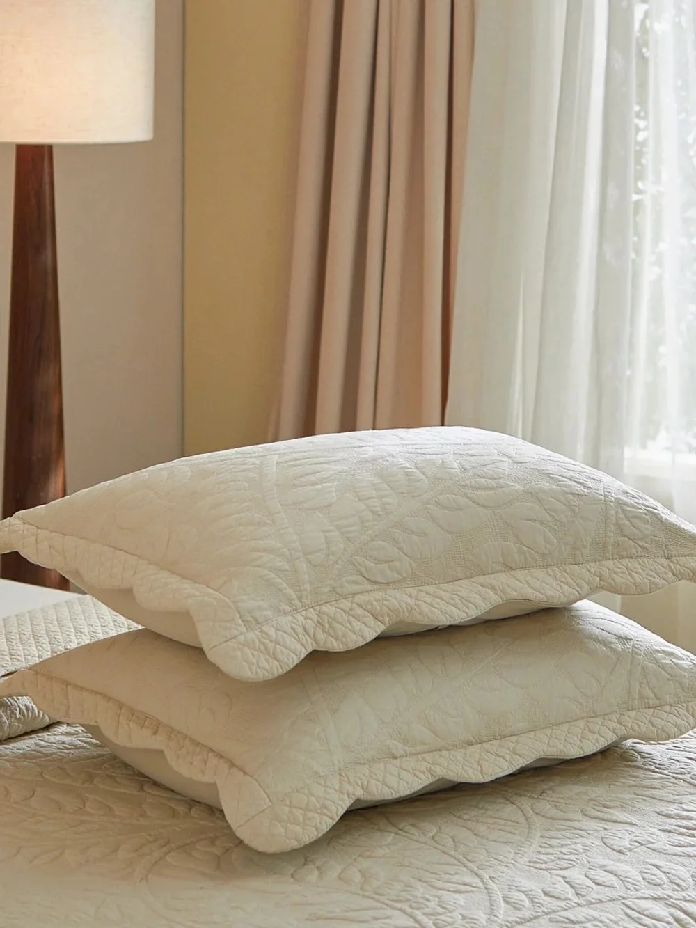 Classic Quilted king/cal king 3 piece Bedspread Set in Cream